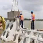 Vì sao phải đắp đê trên hẹp, dưới rộng?