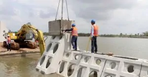 Vì sao phải đắp đê trên hẹp, dưới rộng?