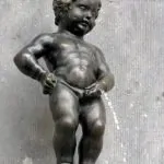 Vì sao đi tiểu xong hay rùng mình?