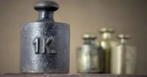 Khi 1 Kg thép rơi tự do, nó sẽ nặng bao nhiêu?