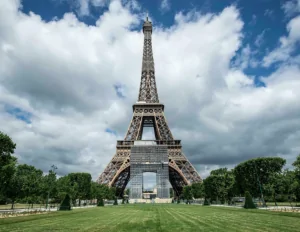 Tháp Eiffel có thể tự cao lên hoặc tự thấp hàng năm