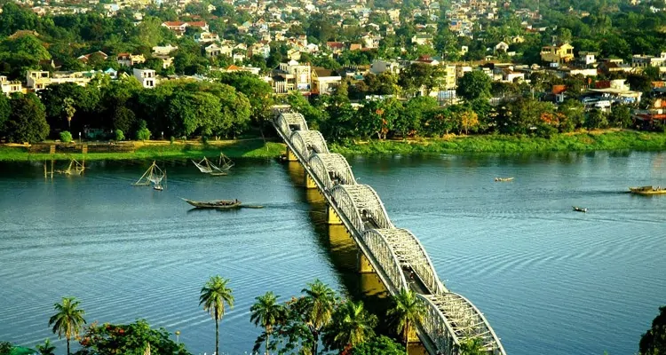 image-77 Cầu Tràng Tiền - Biểu tượng của cố đô Huế mộng mơ