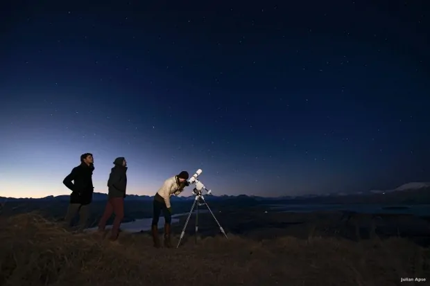 Bằng kính viễn vọng, chúng ta có thể quan sát lên đến hàng tỉ ngôi sao.