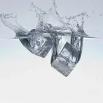 Tại sao nước đá lại nổi trong nước?