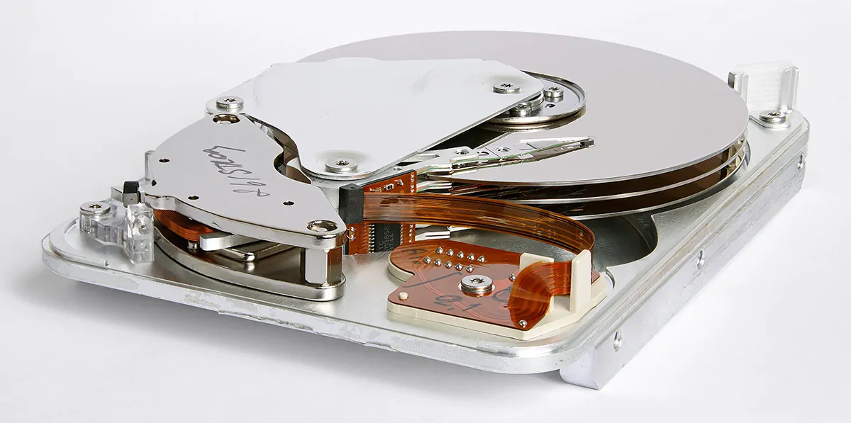 seagate_st33232a_hard_disk_inner_view Cấu tạo của một ổ cứng Seagate Medalist ST33232A