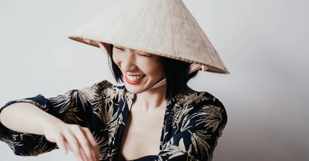 Nón lá Việt Nam – Biểu tượng duyên dáng của người phụ nữ