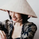 Nón lá Việt Nam – Biểu tượng duyên dáng của người phụ nữ