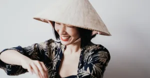 Nón lá Việt Nam – Biểu tượng duyên dáng của người phụ nữ