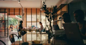 Làm việc tại quán cà phê: Tự do nhưng cần kỷ luật